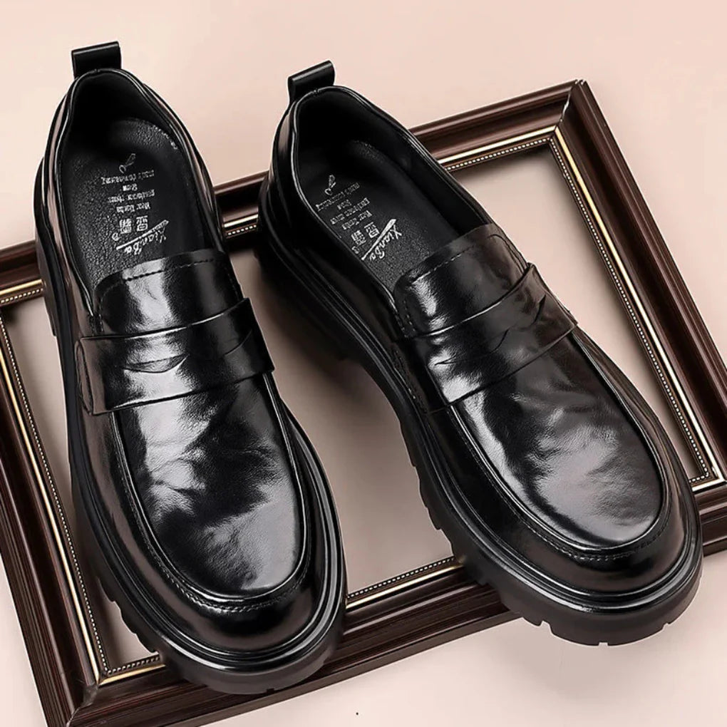 Herreloafers i læder med penny-rem og mock-toe-mønster