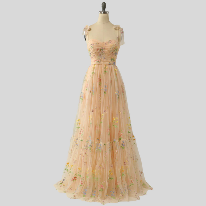 Elegant broderet tyl-ballkjole
