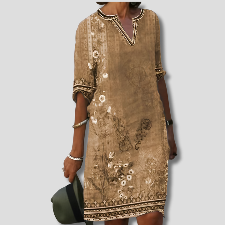 Ubesværet og behagelig bohemsk blomsterkjole med flæser