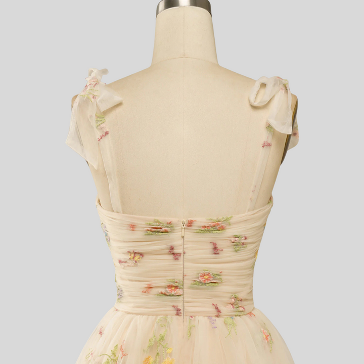 Elegant broderet tyl-ballkjole