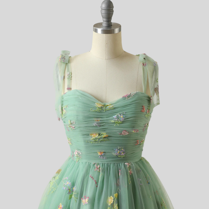 Elegant broderet tyl-ballkjole