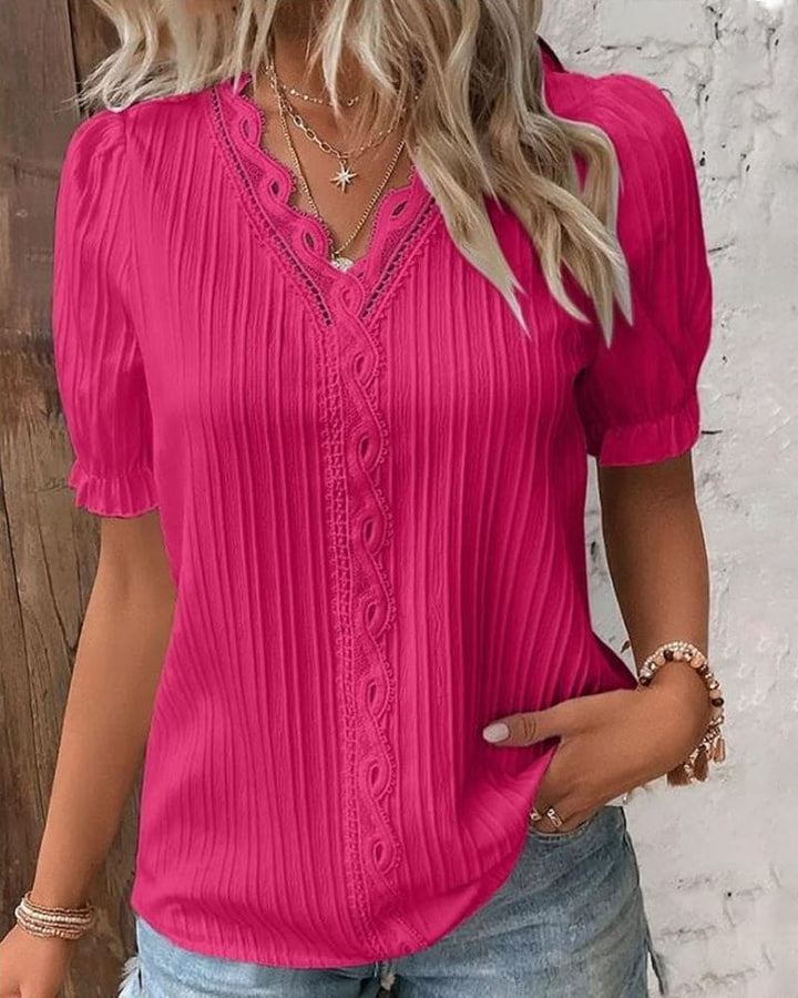 Elegant blondebluse med V-hals