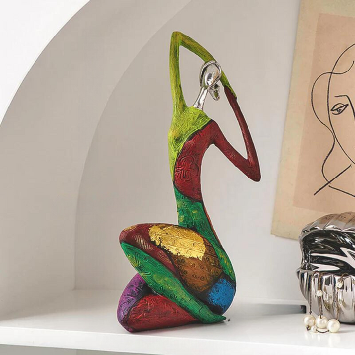 Kunstnerisk moderne abstrakt kvindeskulptur i harpiks