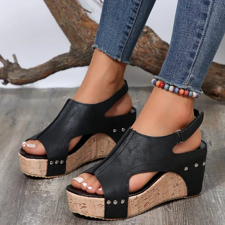 Tied Wedge Sandals med Klipning Forhøjet Elegance og Komfort i Hverdagen