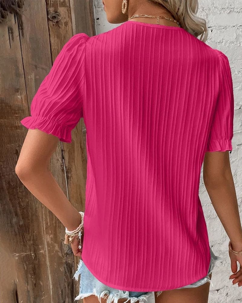 Elegant blondebluse med V-hals