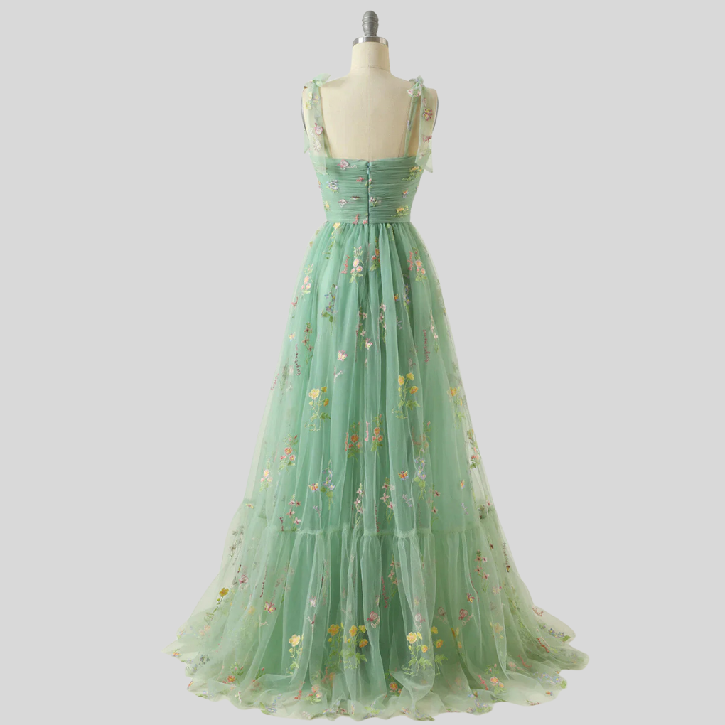 Elegant broderet tyl-ballkjole