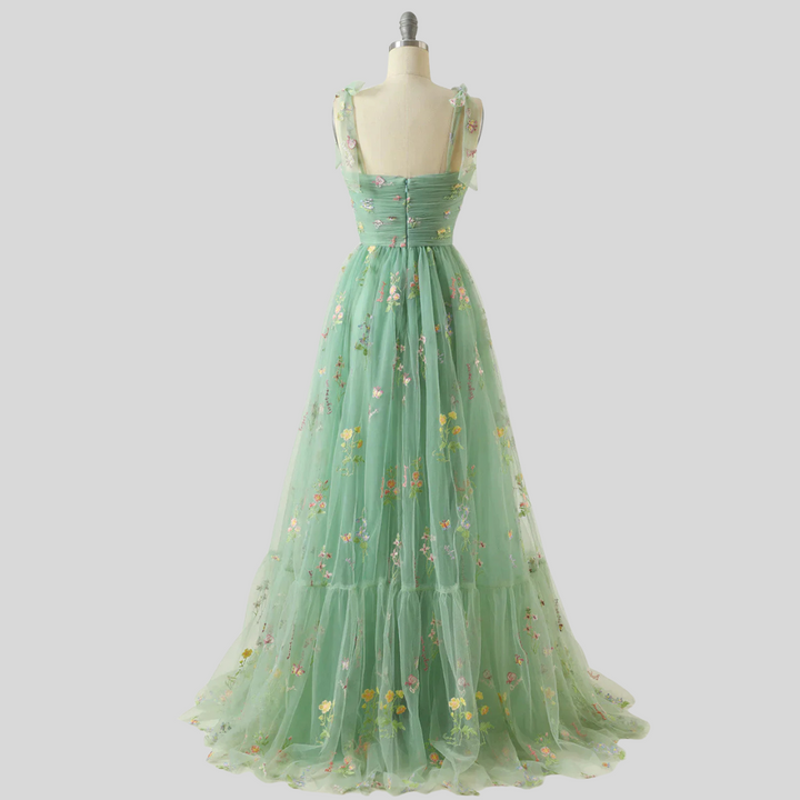 Elegant broderet tyl-ballkjole