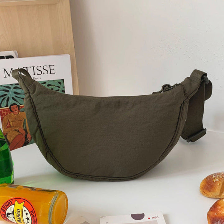 Rummelig skuldertaske i nylon til kvinder