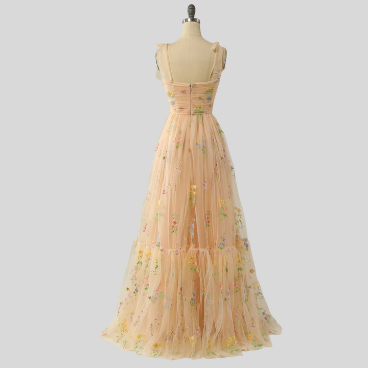 Elegant broderet tyl-ballkjole