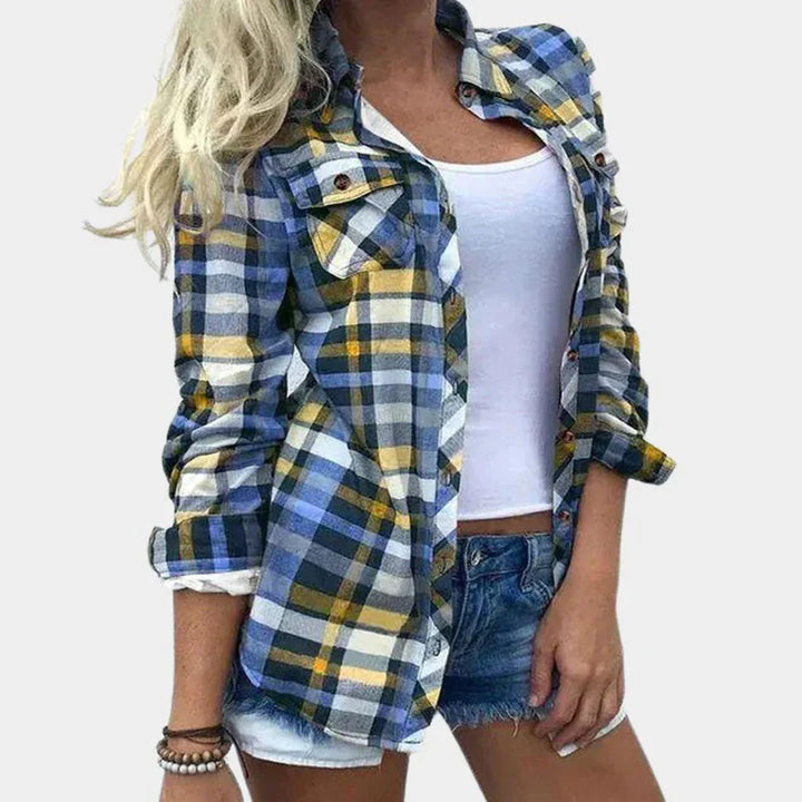 Damebluse med tidløst ternet design og feminint præg