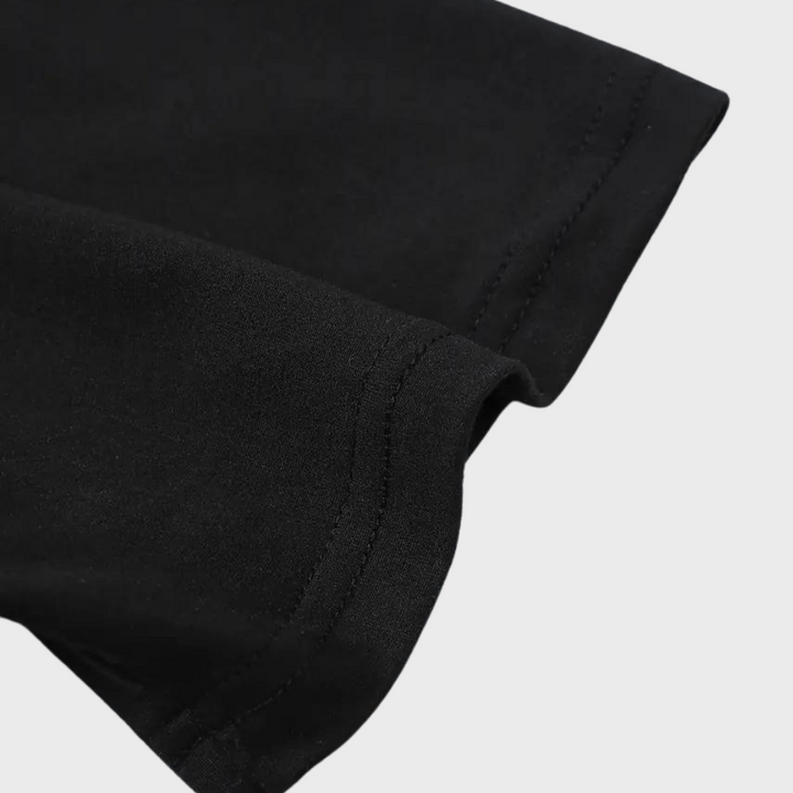 Afslappet herre-T-shirt med rund hals og minimalistisk print