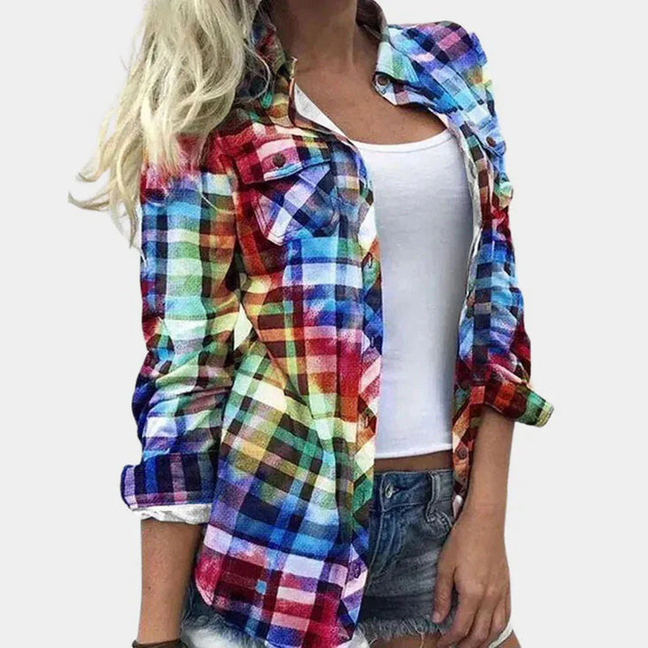 Damebluse med tidløst ternet design og feminint præg