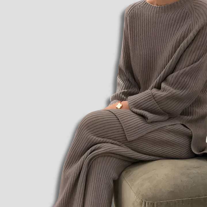 Striksæt med sweater og bukser