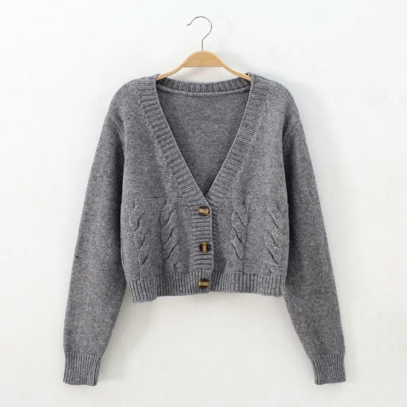 Kort strikket cardigan til kvinder – V-hals med knaplukning og kabelstrik Cardigans