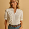 Broderet hvid bluse med standkrave