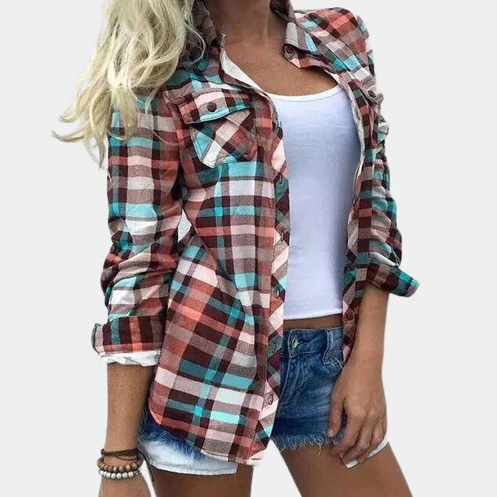 Damebluse med tidløst ternet design og feminint præg