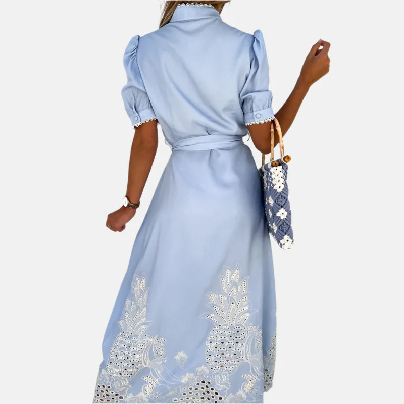Broderet blå kjole til kvinder med elegante detaljer