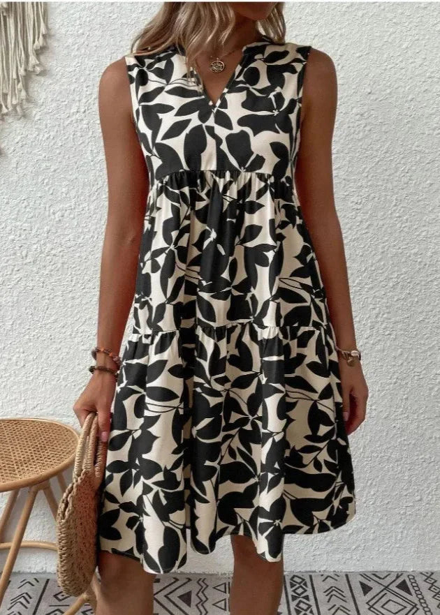 Elegant sommerkjole med V-hals og feminin silhuet
