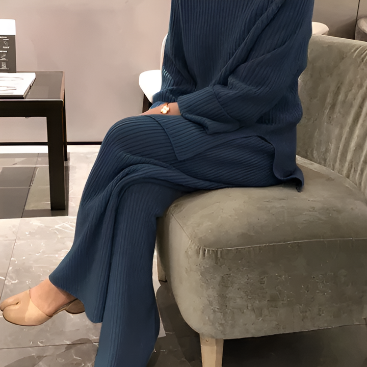 Striksæt med sweater og bukser